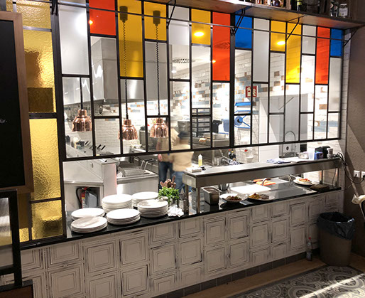 Gastronomie Interiordesign mit transparenter Küche